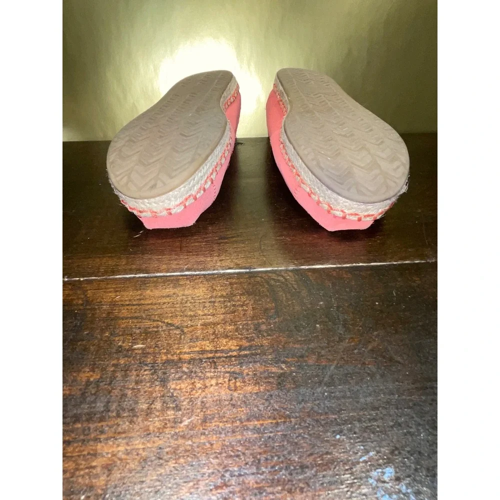 TOMS Coral Suede Slip On Hibiscus Sueded Shoes Comfort Casual Womens Sz‎ 7
